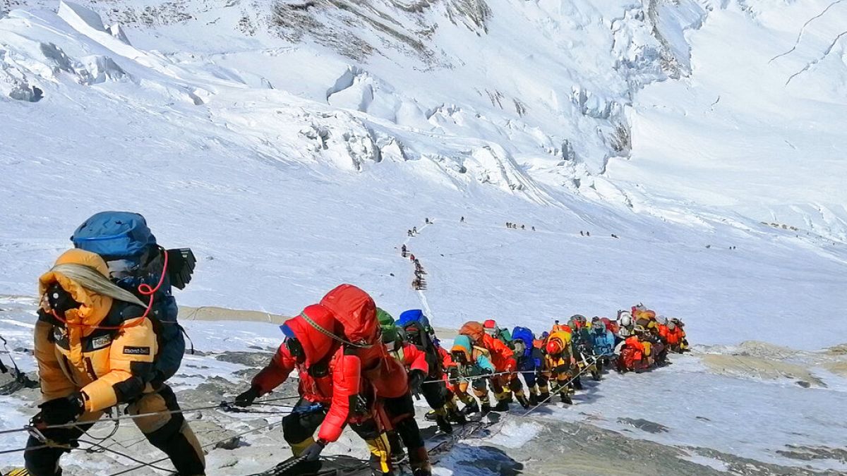 Everest Tepesi'ne Nepal-Çin sınırı hattında tırmanan dağcılar.