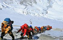 Everest Tepesi'ne Nepal-Çin sınırı hattında tırmanan dağcılar.