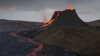 Géiser de lava do Fagradalsfjall visto a partir de Reiquiavique