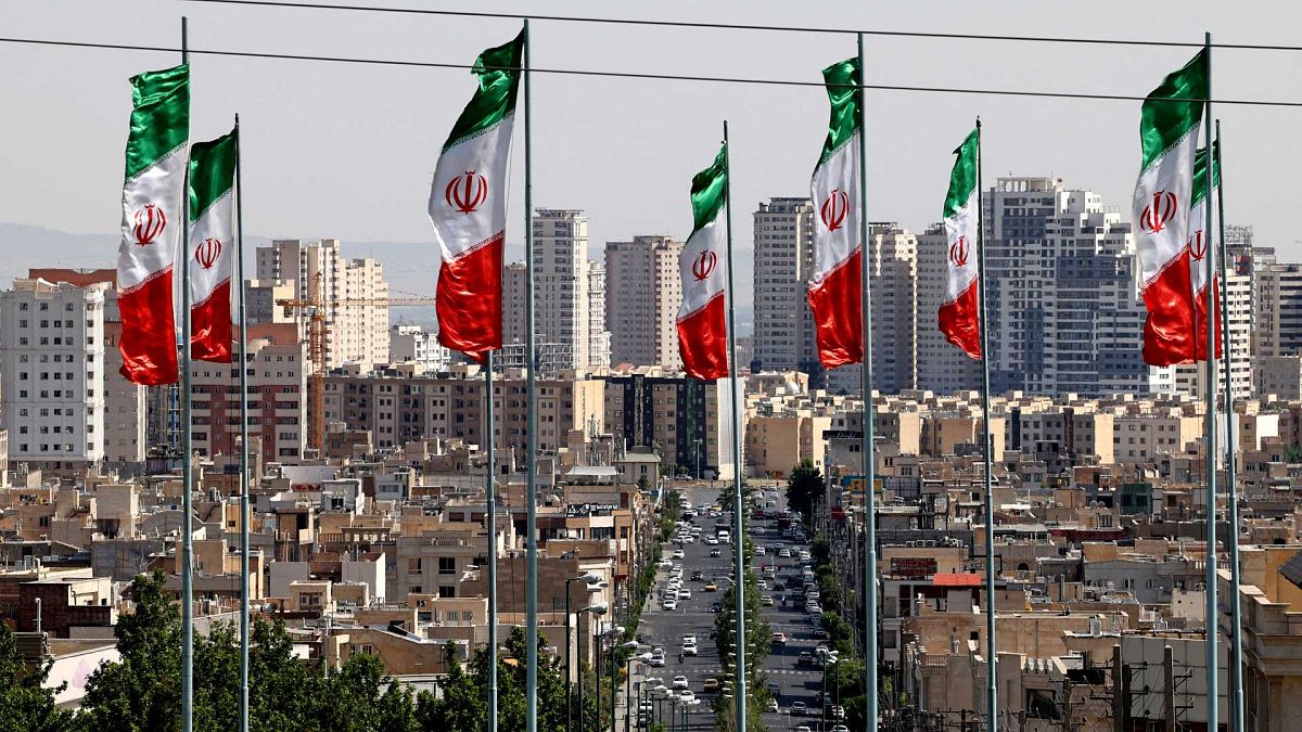 الأعلام الوطنية الإيرانية ترفرف في العاصمة الإيرانية طهران، 9 مايو 2021