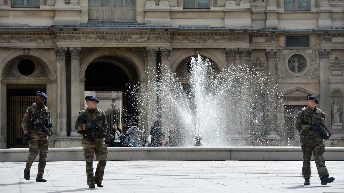 دورية للجيش الفرنسي  في متحف اللوفر في باريس، 11 أبريل 2013 