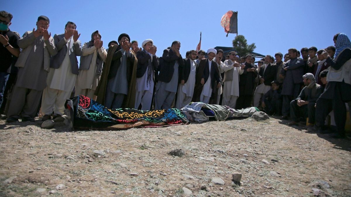 تدفین قرباناین حمله طالبان به مدرسه دخترانه در کابل