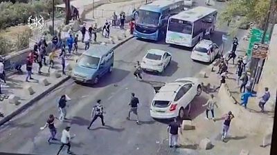 شاهد: إسرائيلي يهاجم بسيارته متظاهراً فلسطينياً في القدس