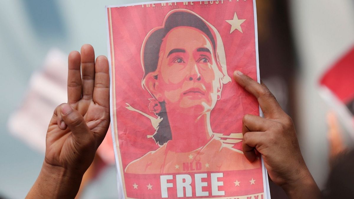 اعتراض به کودتا در میانمار و دستگیری آنگ سان سوچی
