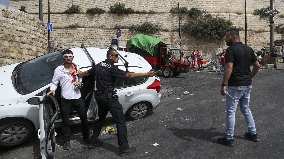 شرطي إسرائيلي يوفر الحماية لمستوطن دهس فلسطينياً قرب المسجد الأقصى