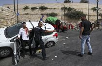 شرطي إسرائيلي يوفر الحماية لمستوطن دهس فلسطينياً قرب المسجد الأقصى