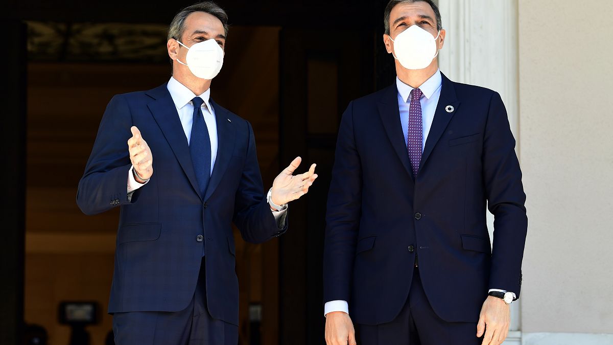 El presidente del Gobierno español, Pedro Sánchez (a la derecha), y el primer ministro griego, Kiriakos Mitsotakis (a la izquierda), durante su encuentro en Atenas.