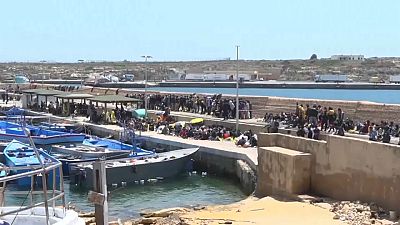Cientos de migrantes esperan en el puerto de Lampedusa a ser trasladados a un centro