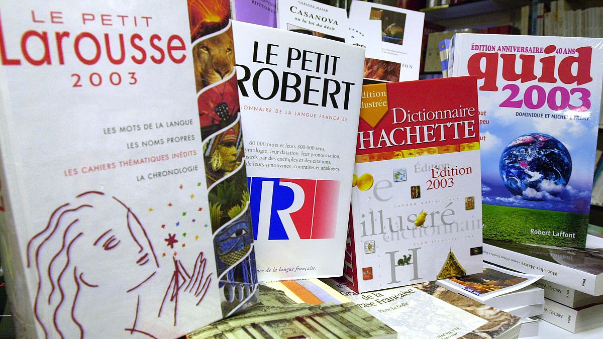 قواميس اللغة الفرنسية معروضة في محل لبيع الكتب في كاين.