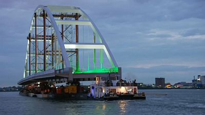 Ολλανδία: Μια γέφυρα «ταξιδεύει» μέσα από τα στενά κανάλια του Ρότερνταμ