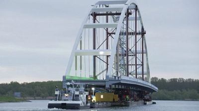 В Роттердаме перевезли мост