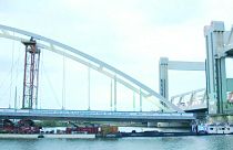 Die Ersatzbrücke musste in Rotterdam zahlreiche Hindernisse unterqueren