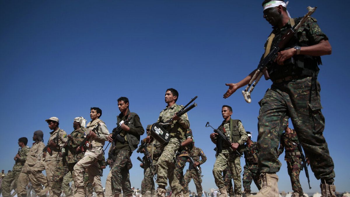 Húszi katonák menetelnek Jemenben 