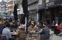 Belçika'nın başkenti Brüksel'de cafeler açık havada müşteri kabul ediyor