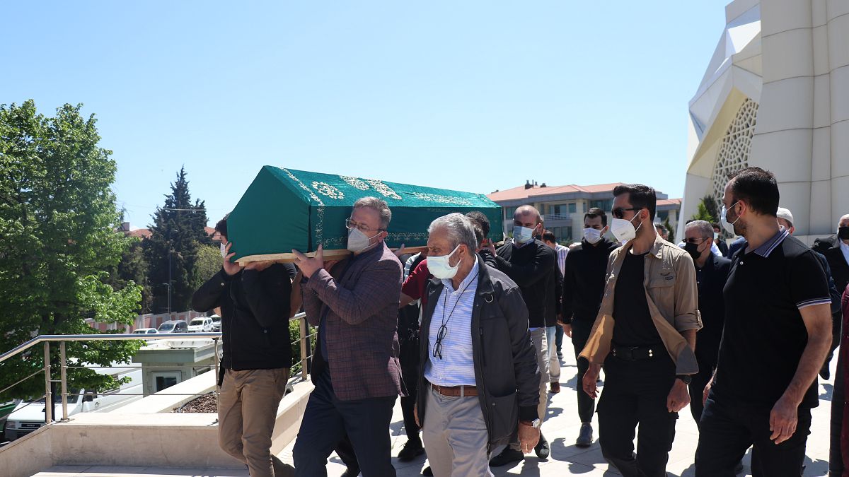 Türkiye'de salgın yüzünden ölümler sürüyor