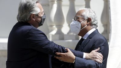 El presidente argentino, Alberto Fernández, y el primer ministro portugués, António Costa, se saludan al iniciar su encuentro en el palacio Sao Bento de Lisboa.