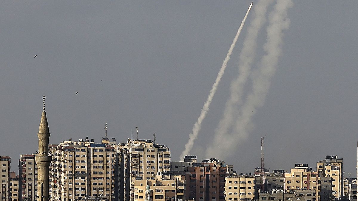 إطلاق صواريخ من مدينة غزة التي تسيطر عليها حركة حماس الإسلامية الفلسطينية  باتجاه إسرائيل في 10 مايو 2021.