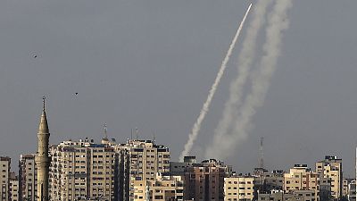 إطلاق صواريخ من مدينة غزة التي تسيطر عليها حركة حماس الإسلامية الفلسطينية  باتجاه إسرائيل في 10 مايو 2021.