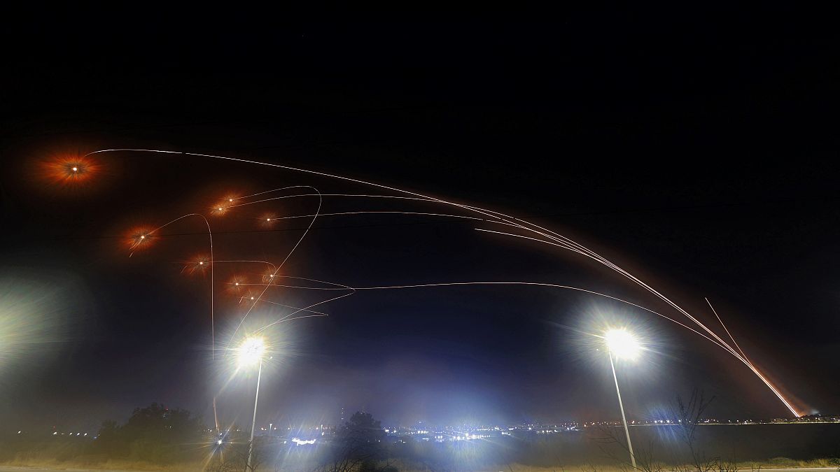 نظام القبة الحديدية للدفاع الجوي الإسرائيلي يعترض الصواريخ التي تم إطلاقها من قطاع غزة فوق مدينة عسقلان في جنوب إسرائيل.