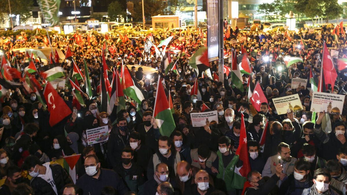 İstanbul'daki İsrail karşıtı gösterilerden bir kare.