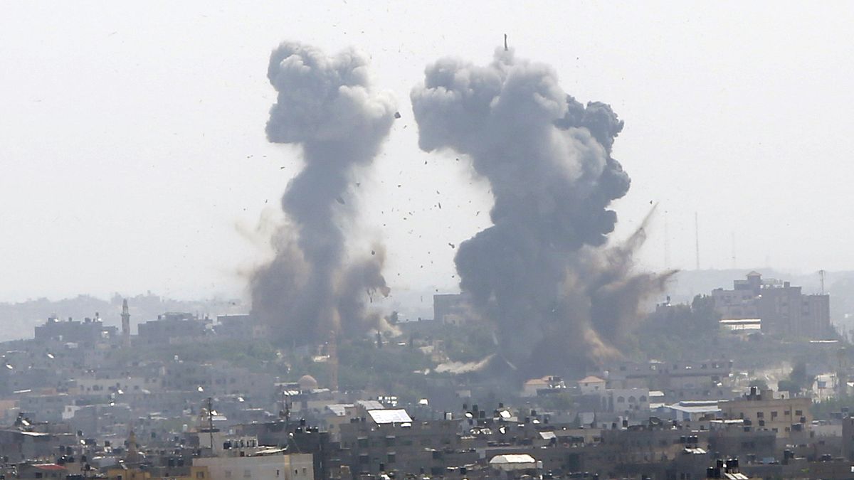 دخان يتصاعد بعد غارة إسرائيلية لقطاع غزة، مايو، 2021.
