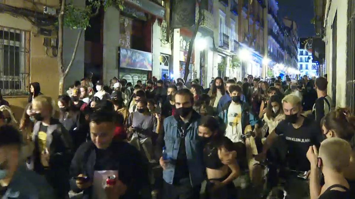 Fiesta masiva tras el fin del Estado de alarma en España