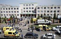 Forces de l'ordre et services de secours déployés devant l'école n°175 de Kazan où a éclaté une fusillade qui a fait au moins 9 morts le 11 mai 2021 
