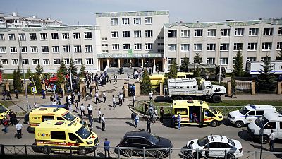 Forces de l'ordre et services de secours déployés devant l'école n°175 de Kazan où a éclaté une fusillade qui a fait au moins 9 morts le 11 mai 2021 