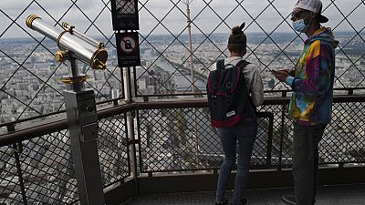 Des touristes en haut de la Tour Eiffel à Paris