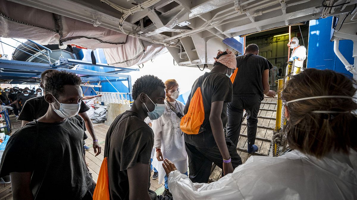 مهاجرون غير شرعيون يصلون إلى مرفأ قرب ساحل باليرمو ، صقلية ، إيطالياـ فبراير 2020