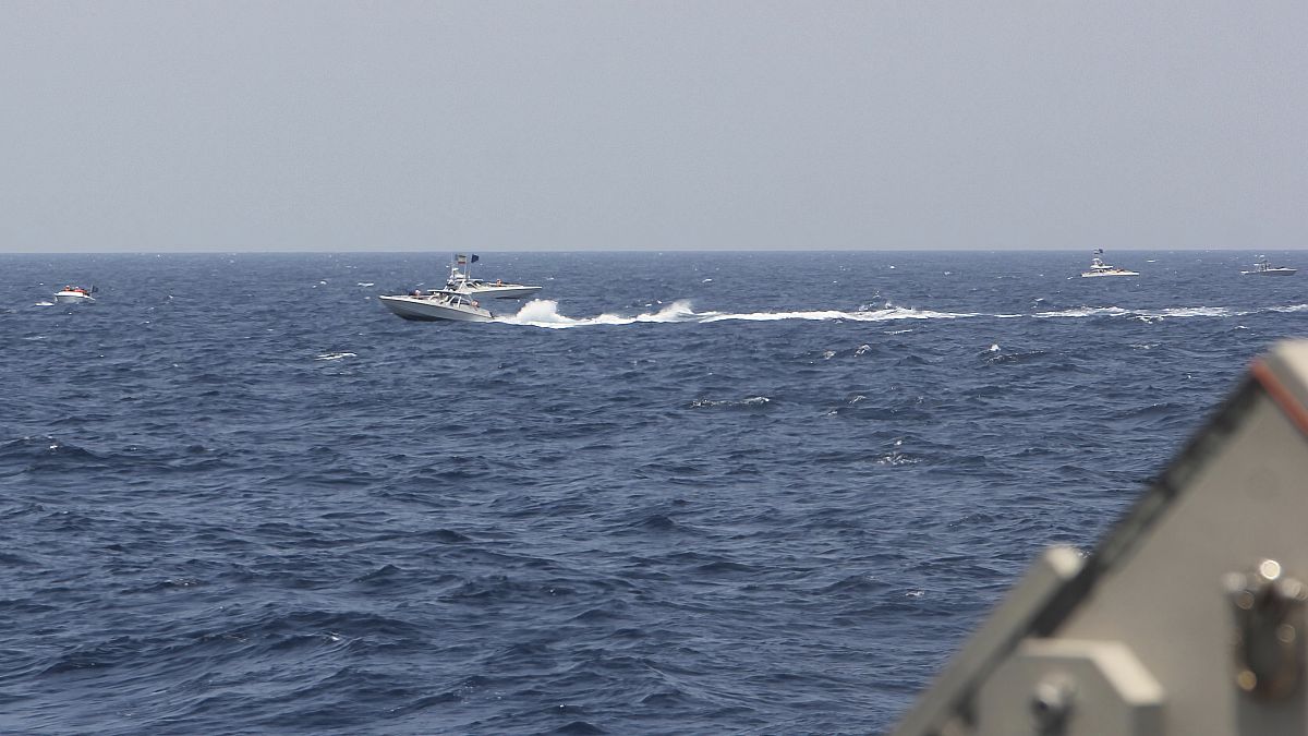 قایق‌های تندروی سپاه پاسداران در نزدیکی ناوهای آمریکایی