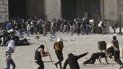 Palesztin tüntetők és izraeli rendőrök nappal is összecsaptak hétfőn a jeruzsálemi  Al-Aksza mecsetnél