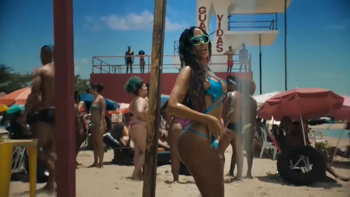 Imagen del videoclip de Anitta "La chica de Río"