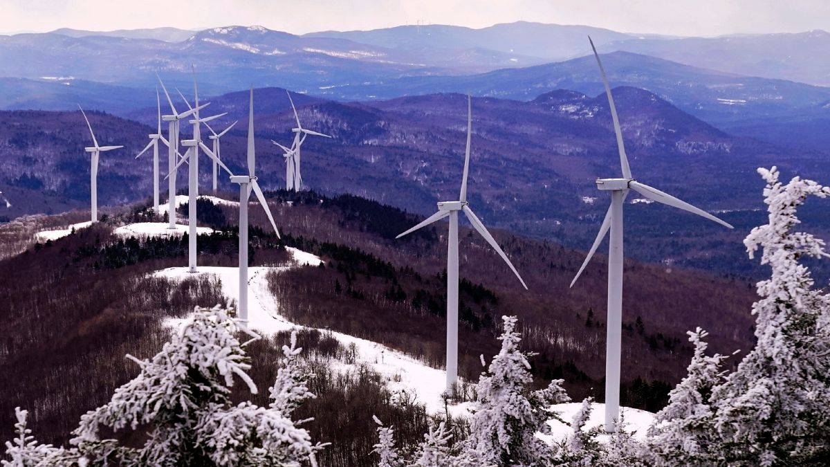 توربينات لتوليد الكهرباء على قمة جبل سادلباك في الولايات المتحدة الأمريكية