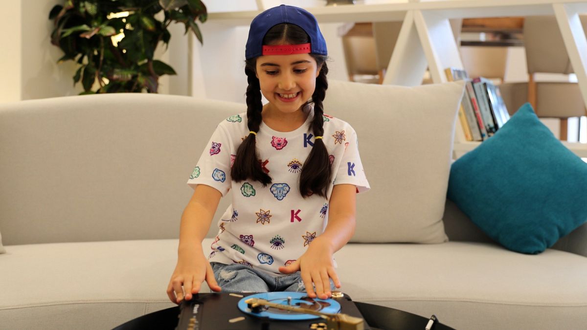 أصغر دي جي في دبي تشق طريقها إلى الشهرة
