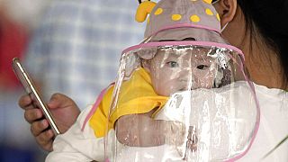 Un bébé portant une visière de protection, à Wuhan, Chine, le 23 mai 2020