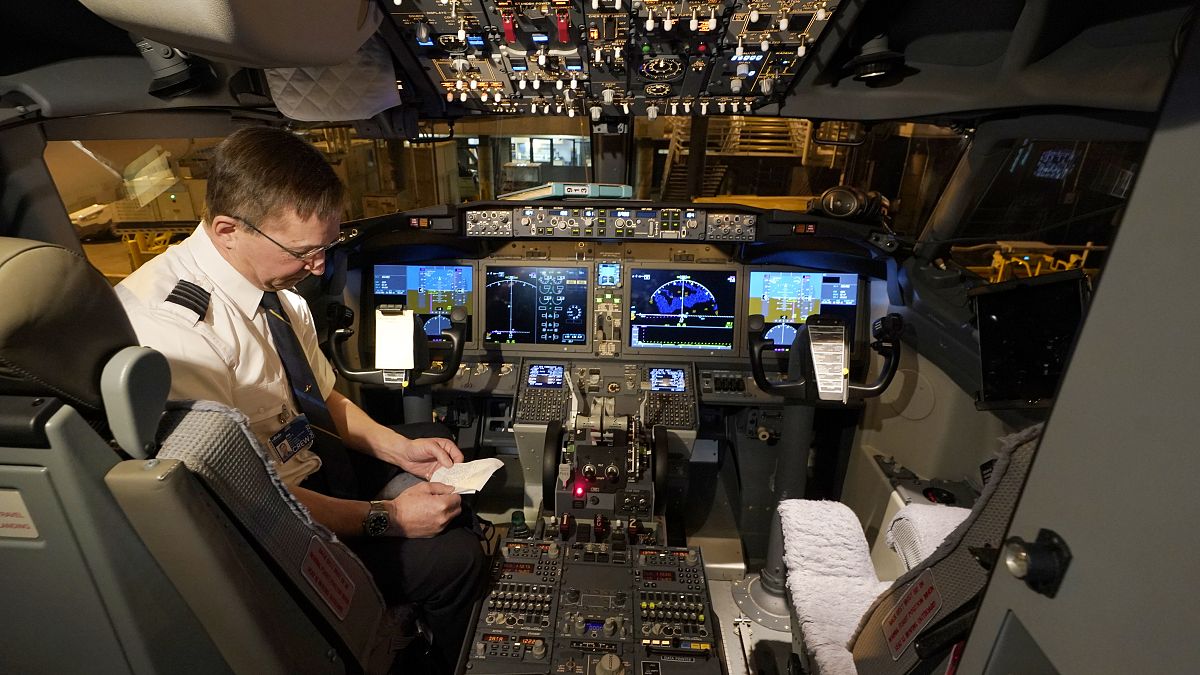 Felszállás előtti ellenőrzés egy Boeing 737 Max pilótafülkéjében 2021. március 1-én