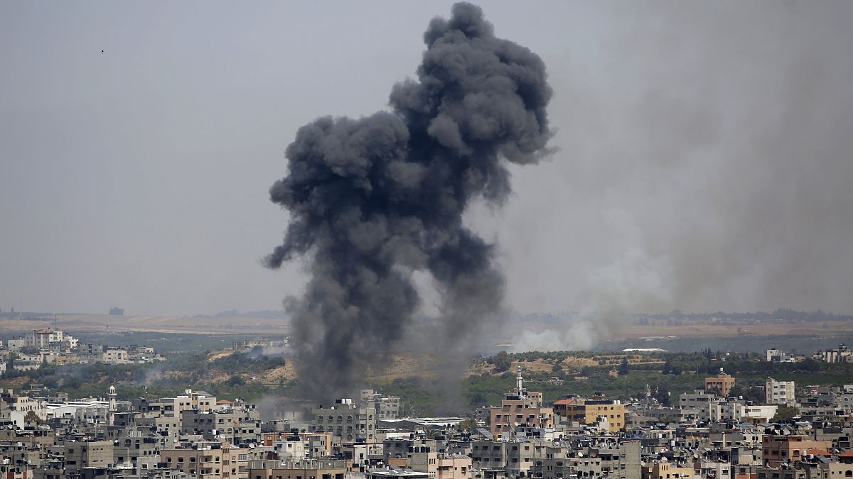 11 maggio 2021: una colonna di fumo si leva dopo un raid aereo su Gaza