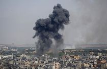 11 maggio 2021: una colonna di fumo si leva dopo un raid aereo su Gaza