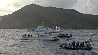 خفر السواحل الياباني في دورية قارب صيد لنشطاء يابانيين في جزيرة متنازع عليها مع الصين