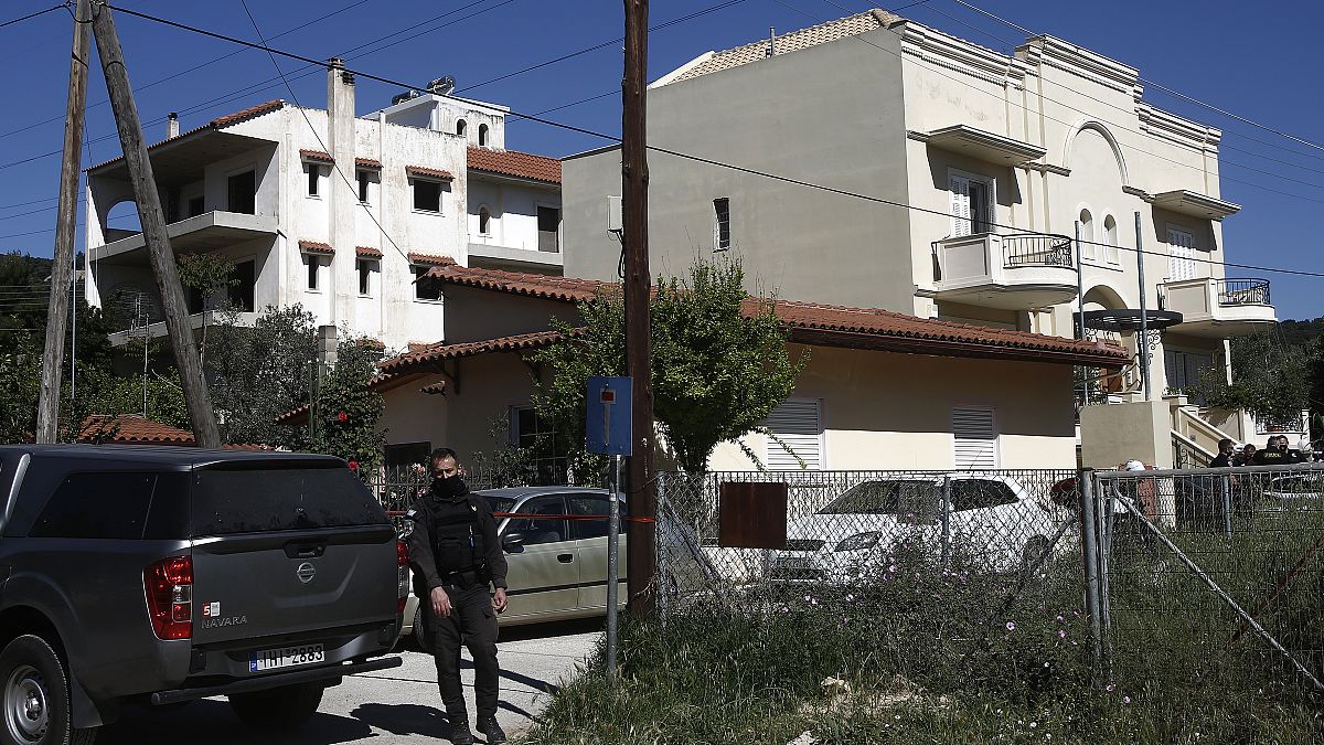  Αστυνομικοί ερευνούν το σπίτι όπου εντοπίστηκε δολοφονημένη η 20χρονη