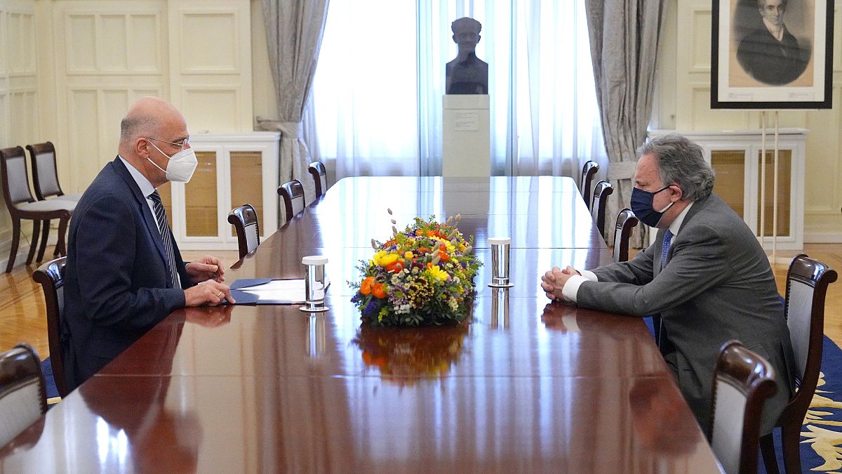  Ο υπουργός Εξωτερικών Νίκος Δένδιας συνομιλεί με τον εκπρόσωπο του ΣΥΡΙΖΑ Γιώργο Κατρούγκαλο