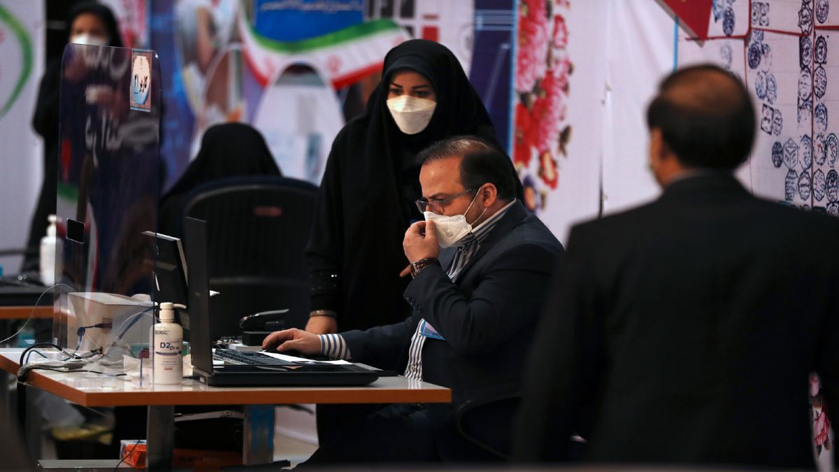 موظفو لجنة الانتخابات في إيران بدأوا تسجل طلبات الترشح لانتخابات 18 حزيران/ يونيو الرئاسية، وذلك داخل مقر وزارة الداخلية بطهران في  11 أيار/مايو 2021