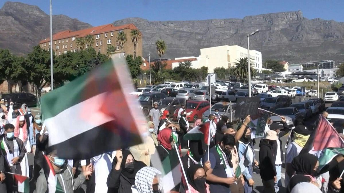 تظاهر المئات في جنوب إفريقيا ضد الهجمات الإسرائيلية على الفلسطينيين والتي أدت إلي مقتل حوالي 28 شخصًا في أعقاب اشتباكات بشأن المسجد الأقصى في القدس.