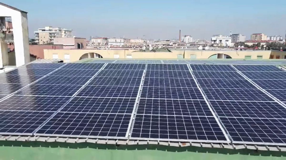 Los paneles fotovoltaicos en el techo de la escuela dan energía gratis al barrio