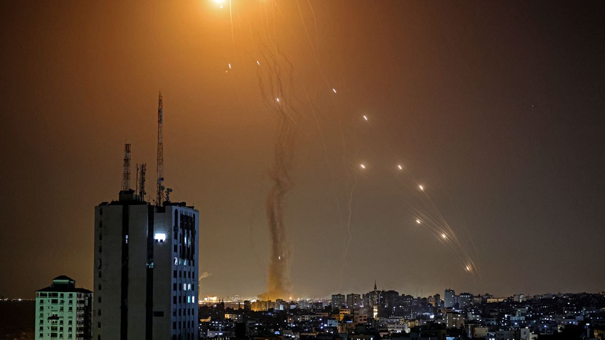 اعتراض صاروخ أُطلق من مدينة غزة التي تسيطر عليها حركة حماس الفلسطينية، من قبل نظام الدفاع الجوي الإسرائيلي القبة الحديدية   في 11 مايو 2021.