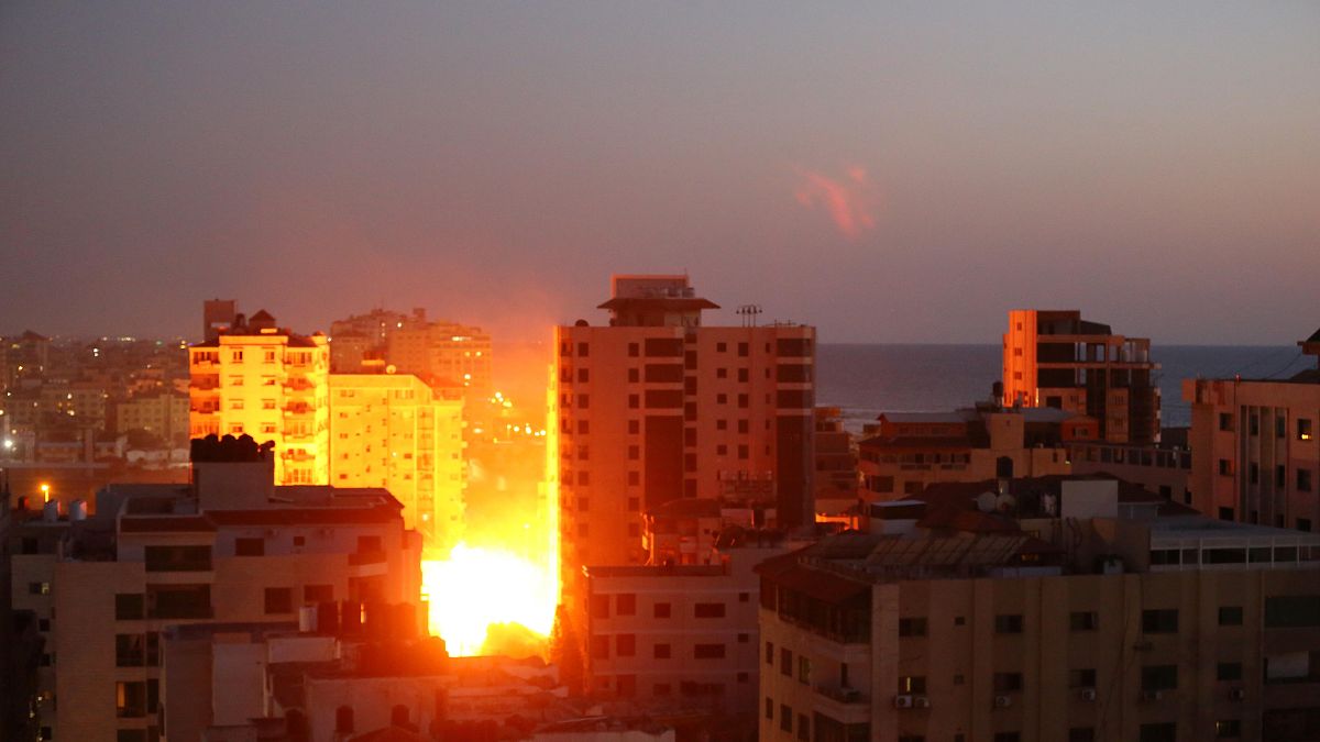 Gazze Şeridi'ndeki 12 katlı bir binanın İsrail savaş jetleri tarafından vurulma anı