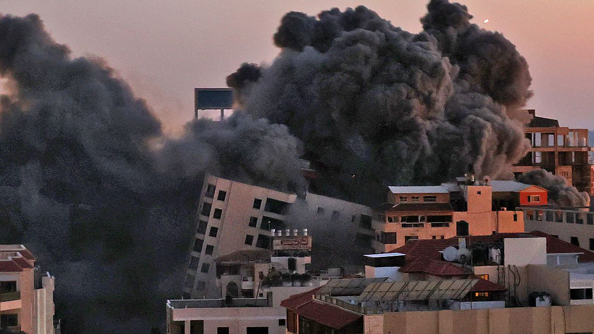 غارة جوية إسرائيلية على مجمع هنادي في مدينة غزة الذي تسيطر عليه حركة حماس الفلسطينية  في 11 مايو 2021.