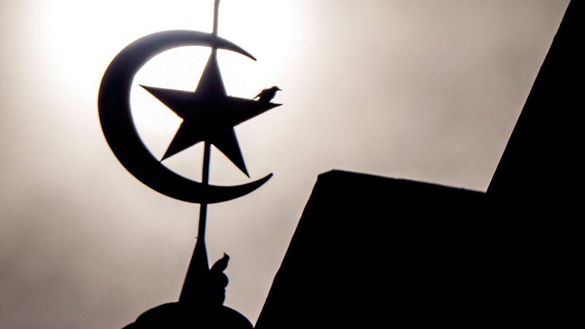 رمز هلال ونجم مثبت على سطح مسجد في جاكرتا في 23 يونيو 2017.