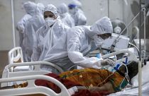 بیمار مبتلا به کرونا روی تخت بیمارستانی در هند